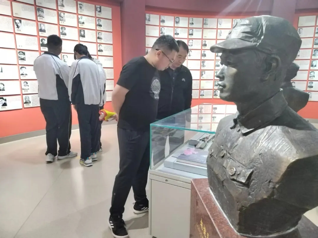 少年踏寻红色路，五四精神永传承——菏泽市交通高级技工学校组织师生参观冀鲁豫革命纪念馆传承红色基因，赓续精神血脉。插图1