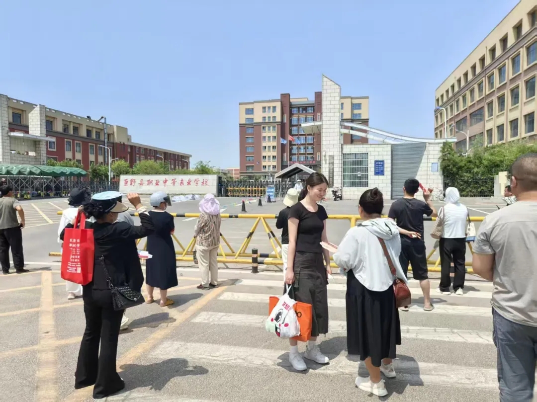 菏泽交通高级技工学校开展“爱心助考，为梦护航”招生宣传服务活动