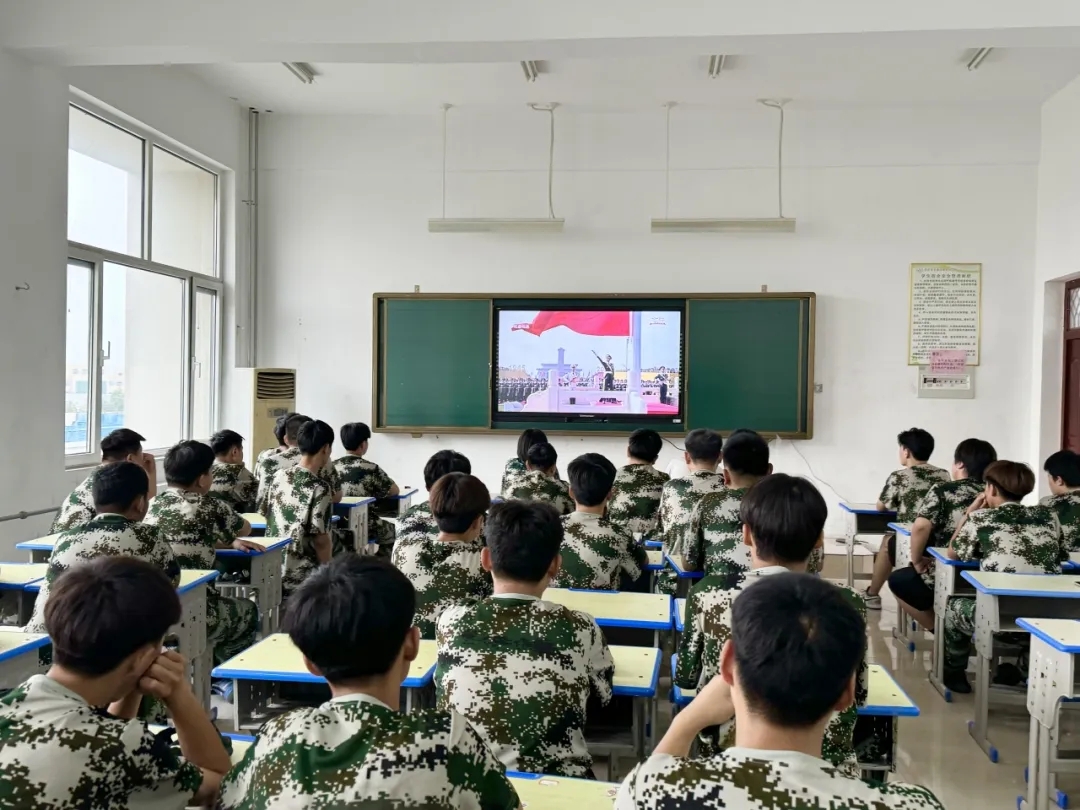 观阅兵盛典 铸爱国之魂——菏泽市交通高级技工学校组织学生观看纪念中国人民抗日战争暨世界反法西斯战争胜利80周年大会插图3