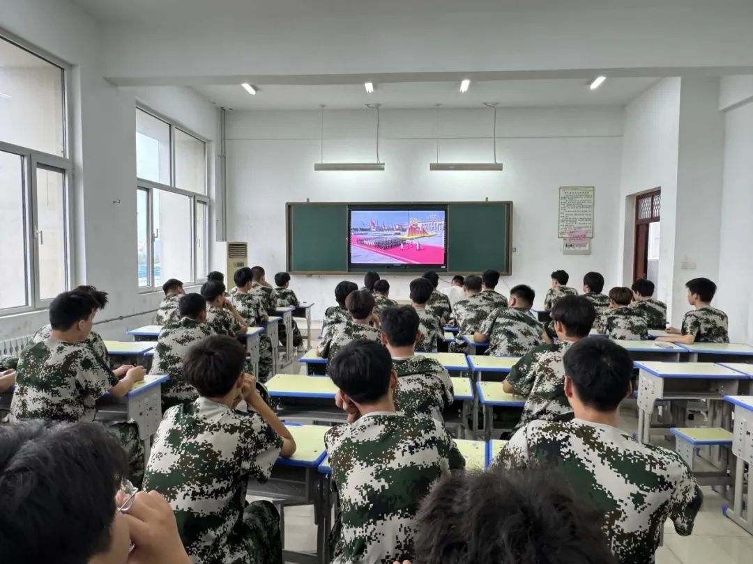 观阅兵盛典 铸爱国之魂——菏泽市交通高级技工学校组织学生观看纪念中国人民抗日战争暨世界反法西斯战争胜利80周年大会插图2