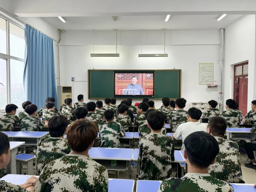 观阅兵盛典 铸爱国之魂——菏泽市交通高级技工学校组织学生观看纪念中国人民抗日战争暨世界反法西斯战争胜利80周年大会插图1