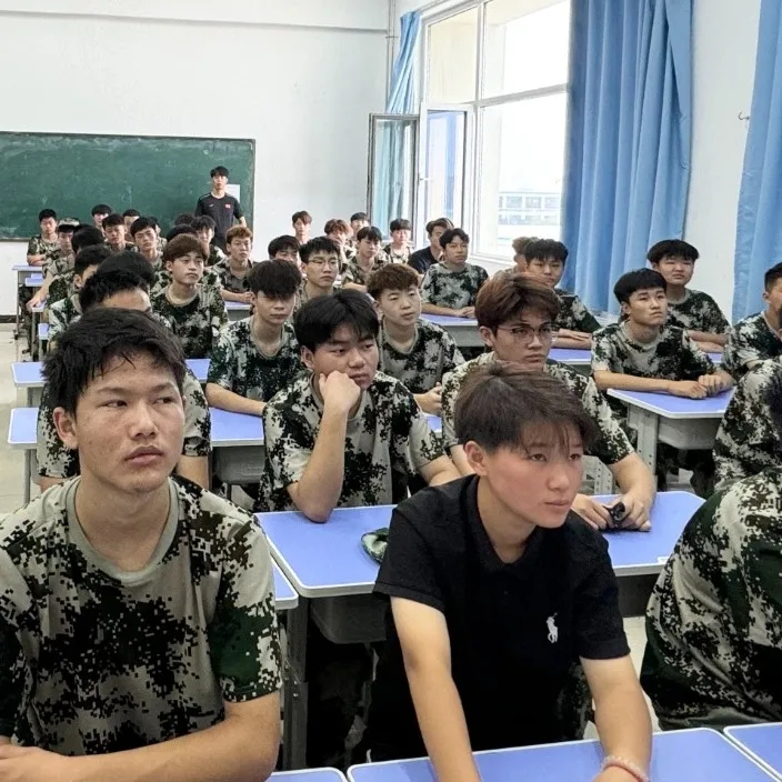 观阅兵盛典 铸爱国之魂——菏泽市交通高级技工学校组织学生观看纪念中国人民抗日战争暨世界反法西斯战争胜利80周年大会插图5