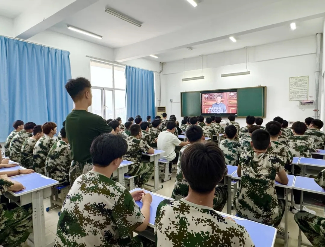 观阅兵盛典 铸爱国之魂——菏泽市交通高级技工学校组织学生观看纪念中国人民抗日战争暨世界反法西斯战争胜利80周年大会插图