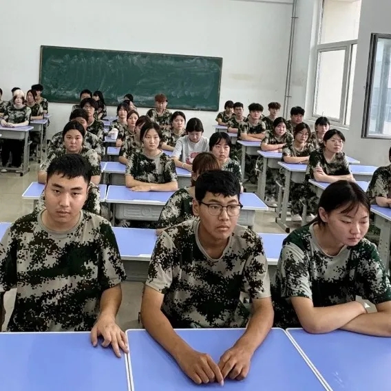 观阅兵盛典 铸爱国之魂——菏泽市交通高级技工学校组织学生观看纪念中国人民抗日战争暨世界反法西斯战争胜利80周年大会插图6